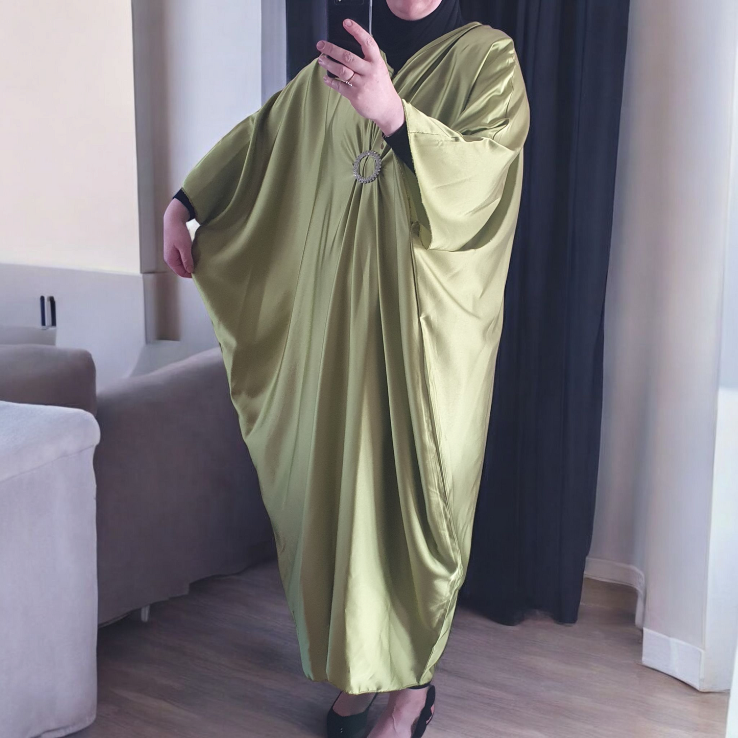 Abaya satiné broche vert anis - les merveilles de rahma
