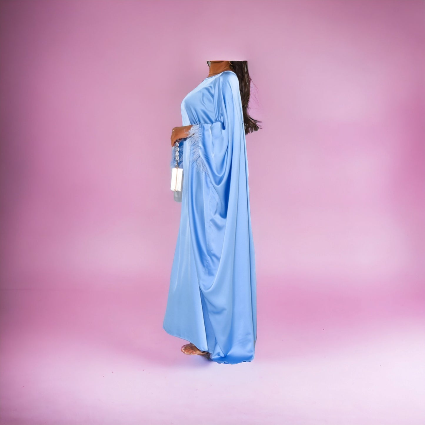 Abaya ample en satin ajusté à plumes sur les manches - les merveilles de rahma