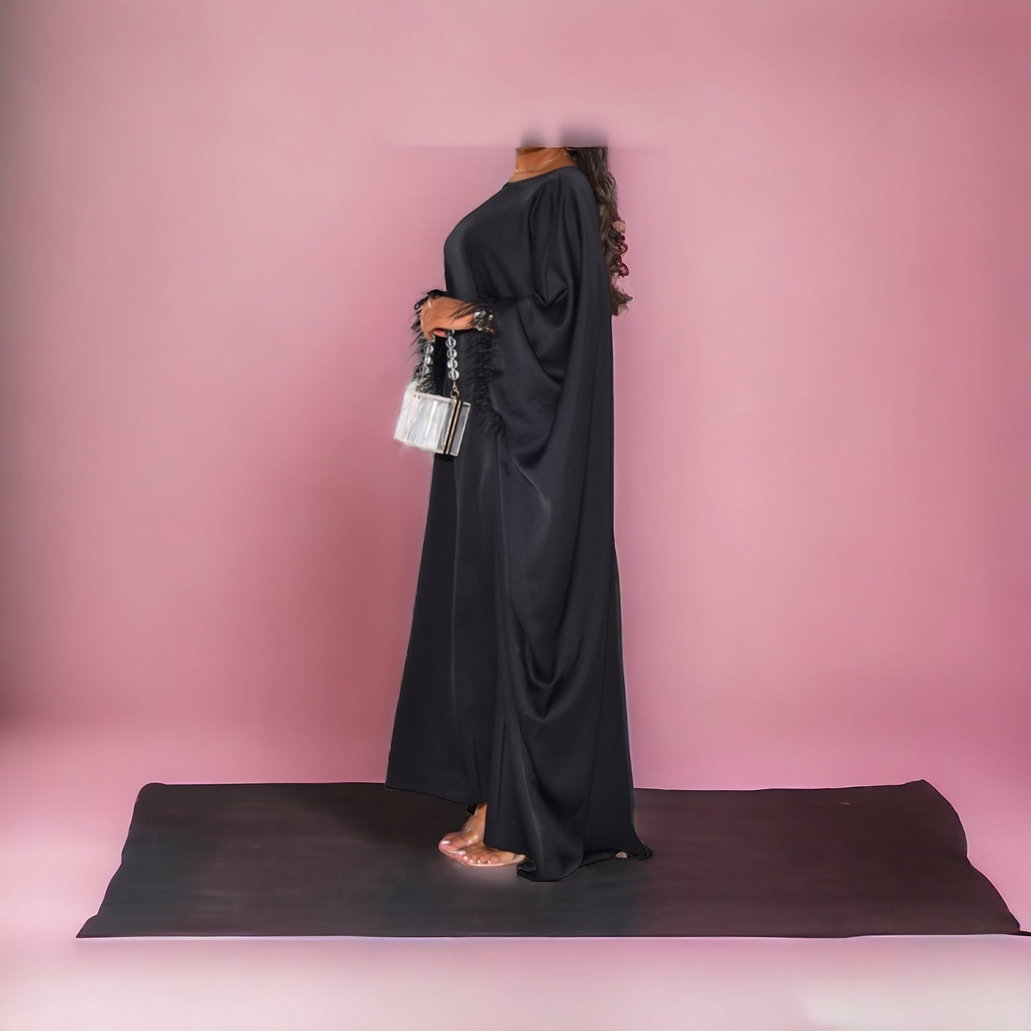 Abaya ample en satin ajusté à plumes sur les manches . - les merveilles de rahma