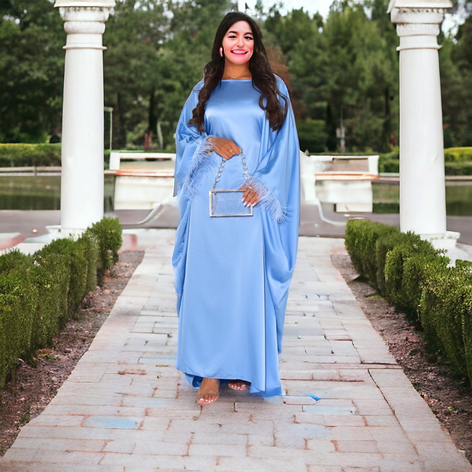 Abaya ample en satin ajusté à plumes sur les manches - les merveilles de rahma