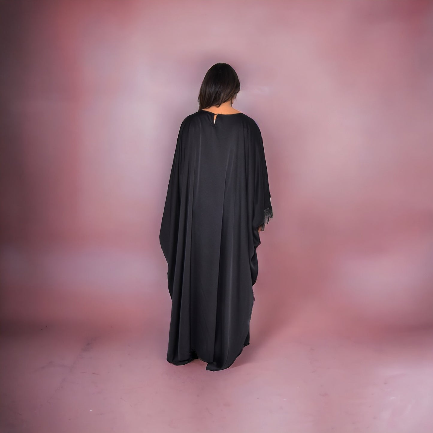 Abaya ample en satin ajusté à plumes sur les manches . - les merveilles de rahma