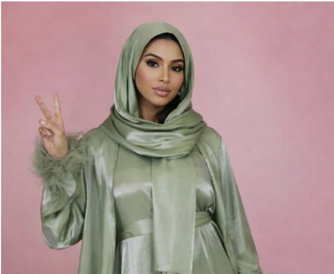 Ensemble 3 pièces abaya + kimono + voile satiné avec plume à la manches verte les merveilles de rahma