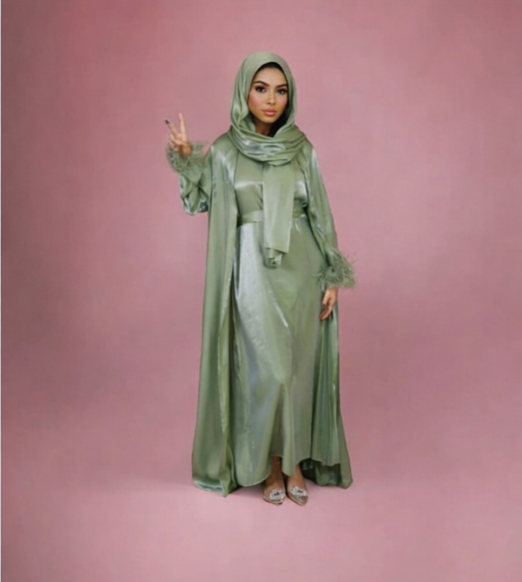 Ensemble 3 pièces abaya + kimono + voile satiné avec plume à la manches verte les merveilles de rahma