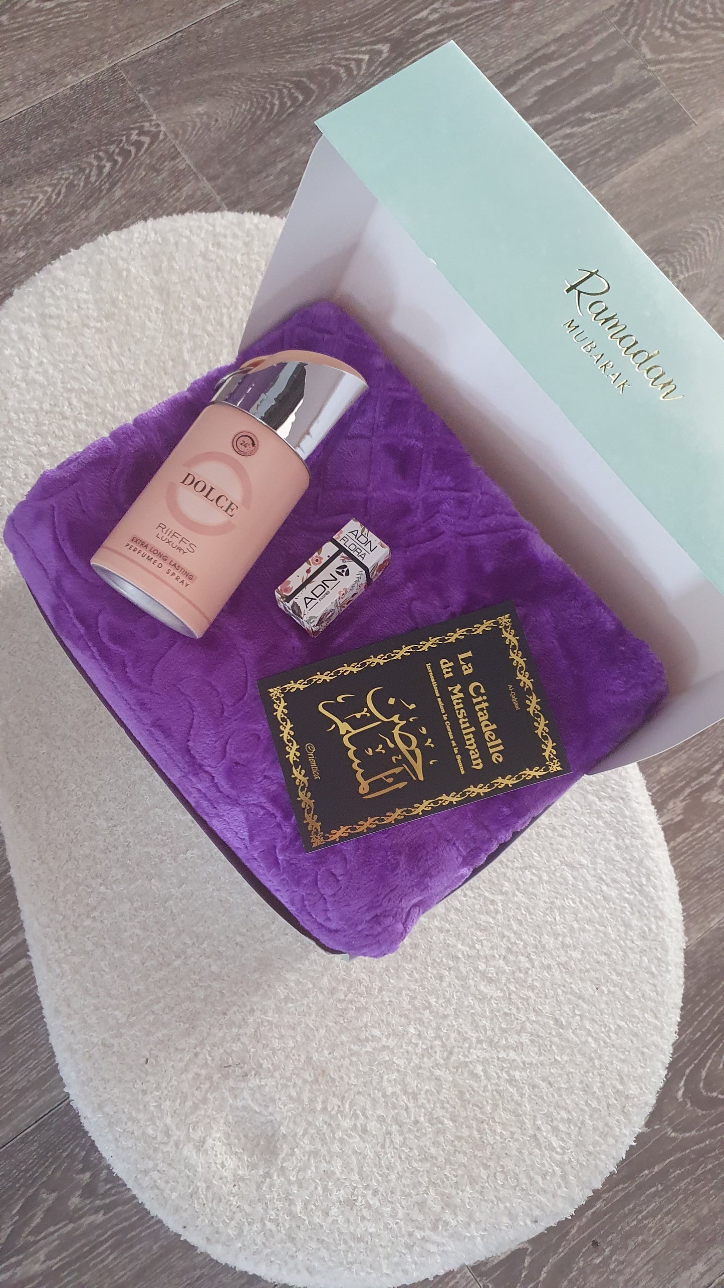 Coffret Cadeau Femme Musulmane – Tapis de prière, Parfum Dolce RIFES et La Citadelle du Musulman les merveilles de rahma