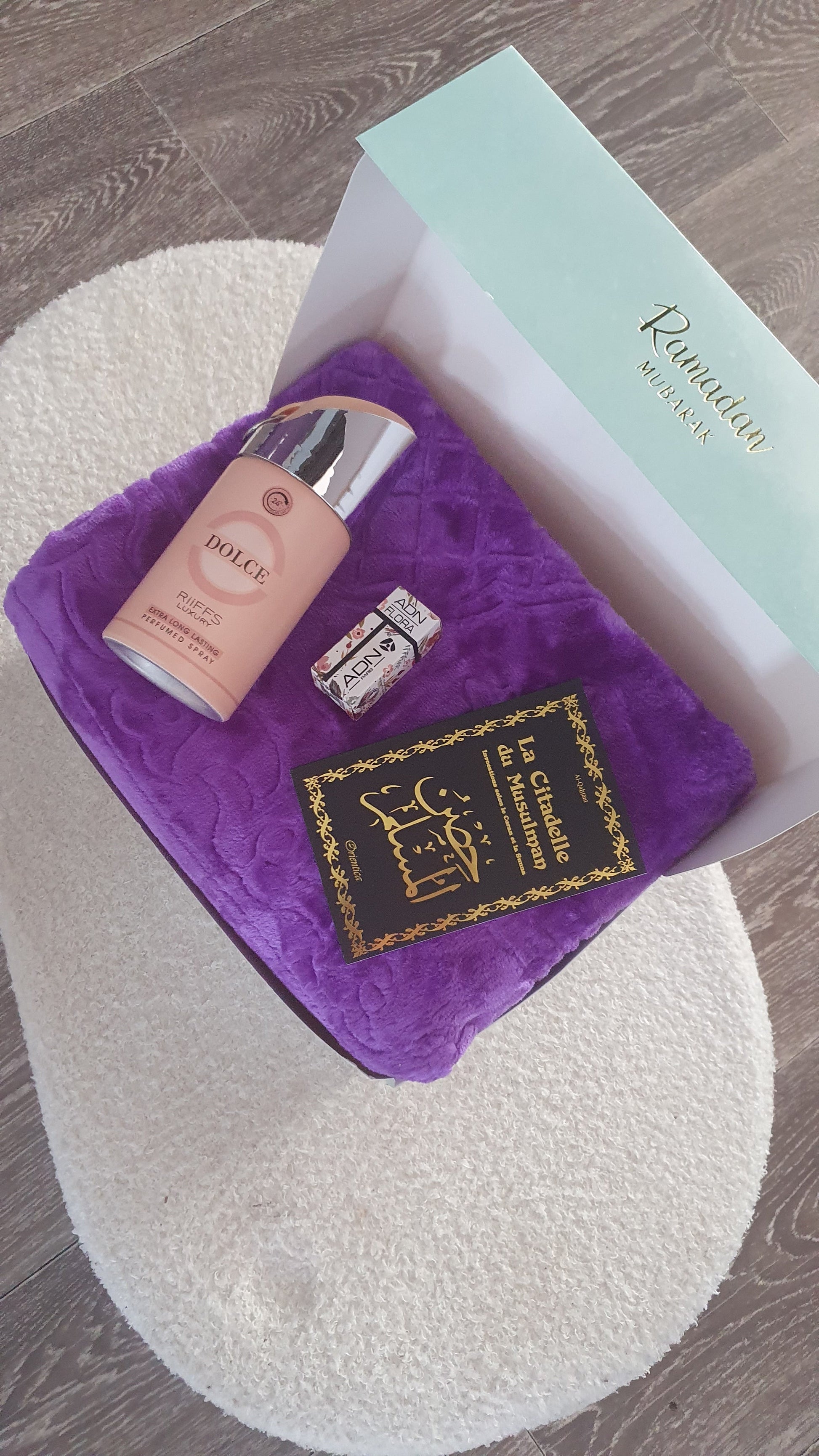 Coffret Cadeau Femme Musulmane – Tapis de prière, Parfum Dolce RIFES et La Citadelle du Musulman les merveilles de rahma