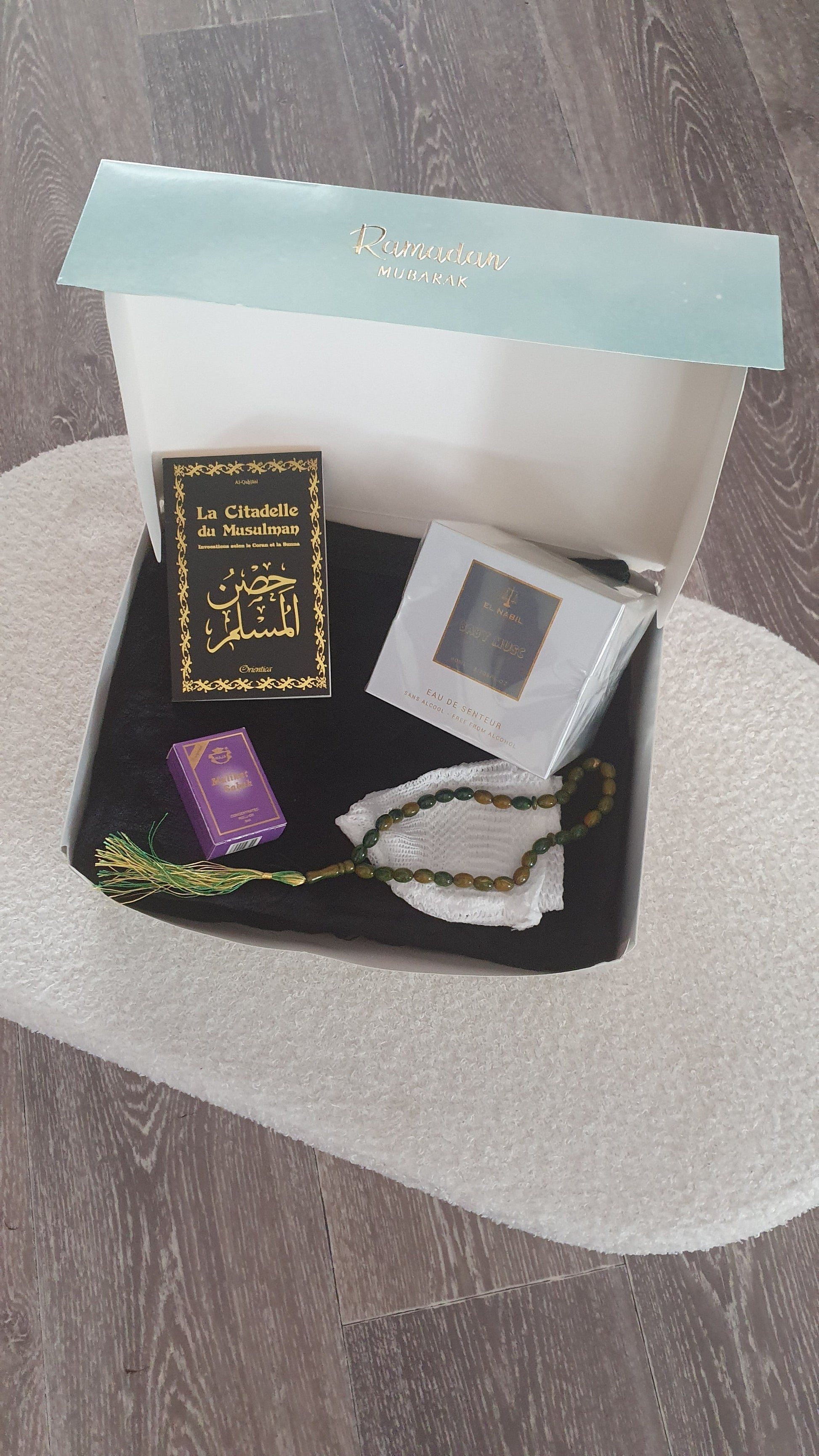 Coffret Cadeau Enfant Musulman – Tapis de prière, Parfum El Nabil et La Citadelle du Musulman les merveilles de rahma