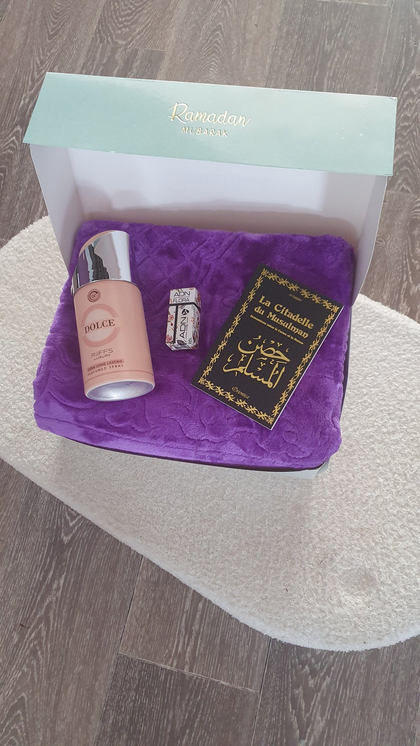 Coffret Cadeau Femme Musulmane – Tapis de prière, Parfum Dolce RIFES et La Citadelle du Musulman les merveilles de rahma